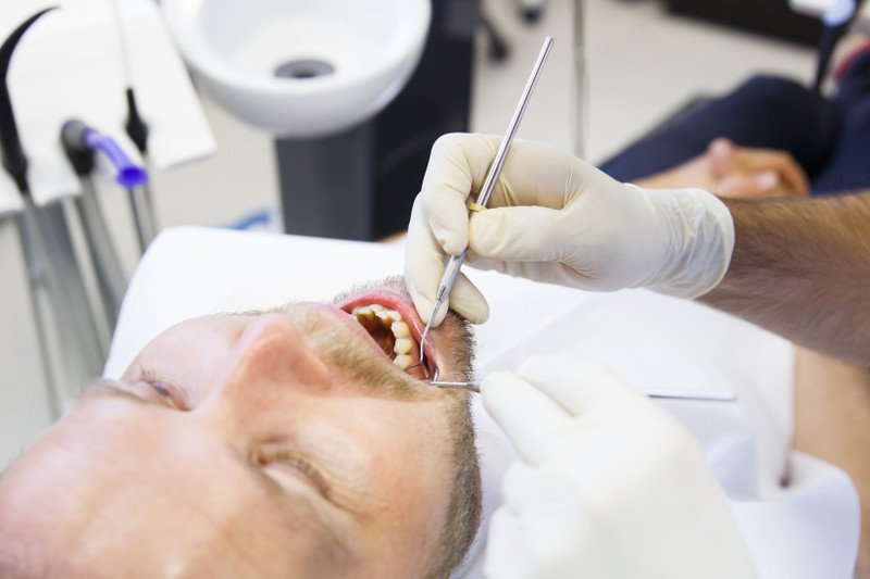 Warto regularnie kontrolować stan jamy ustnej u dentysty. Nie tylko ze względu na zęby.
