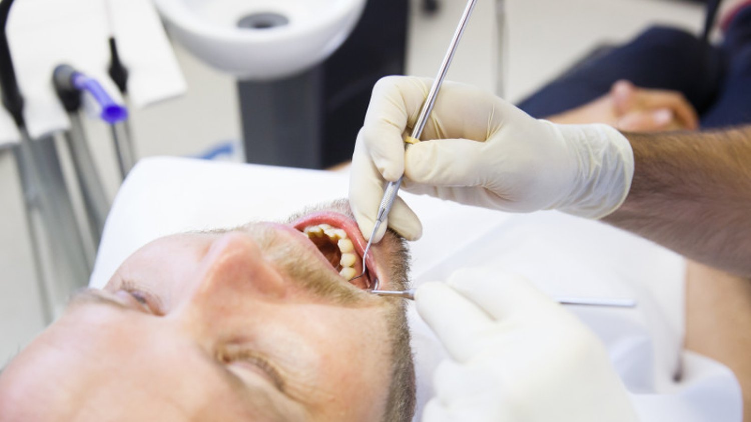 Warto regularnie kontrolować stan jamy ustnej u dentysty. Nie tylko ze względu na zęby.