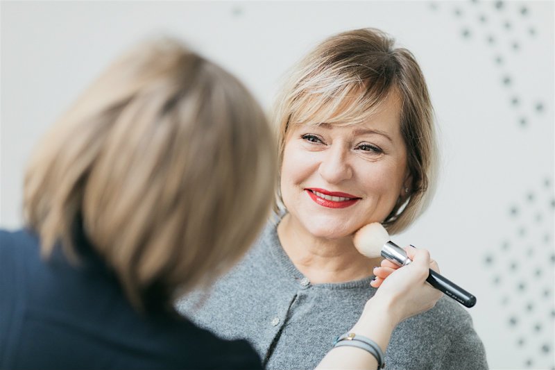 "Kolorówka" nie jest tylko dla dwudzistolatek - kobietom dojrzałym "wypada" więcej, niż niektóre z nich sądzą