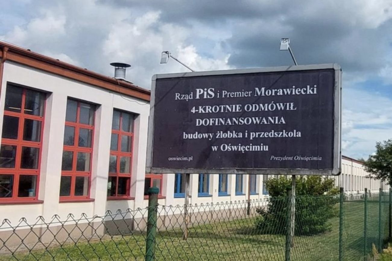 Billboardy w Oświęcimiu: "Rząd PiS i premier Morawiecki 4-krotnie odmówił dofinansowania do budowy żłobka".