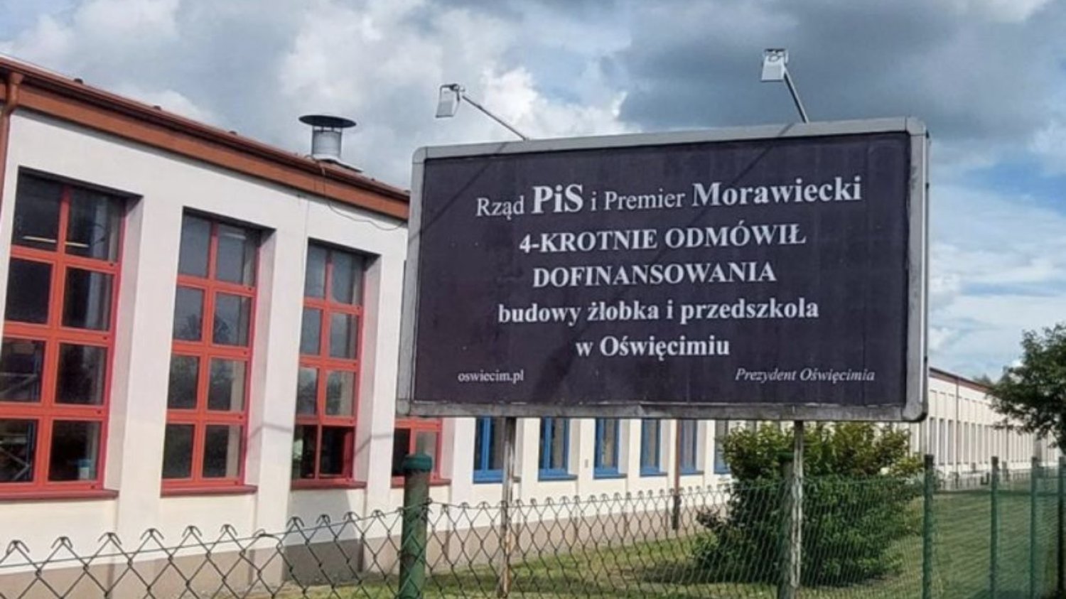 Billboardy w Oświęcimiu: "Rząd PiS i premier Morawiecki 4-krotnie odmówił dofinansowania do budowy żłobka".