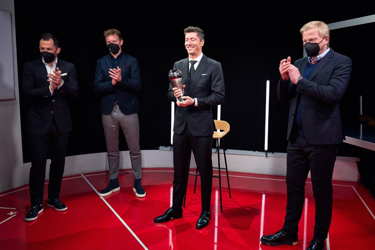 Robert Lewandowski razem z ludźmi z Bayernu Monachium podczas gali FIFA The Best za rok 2021.