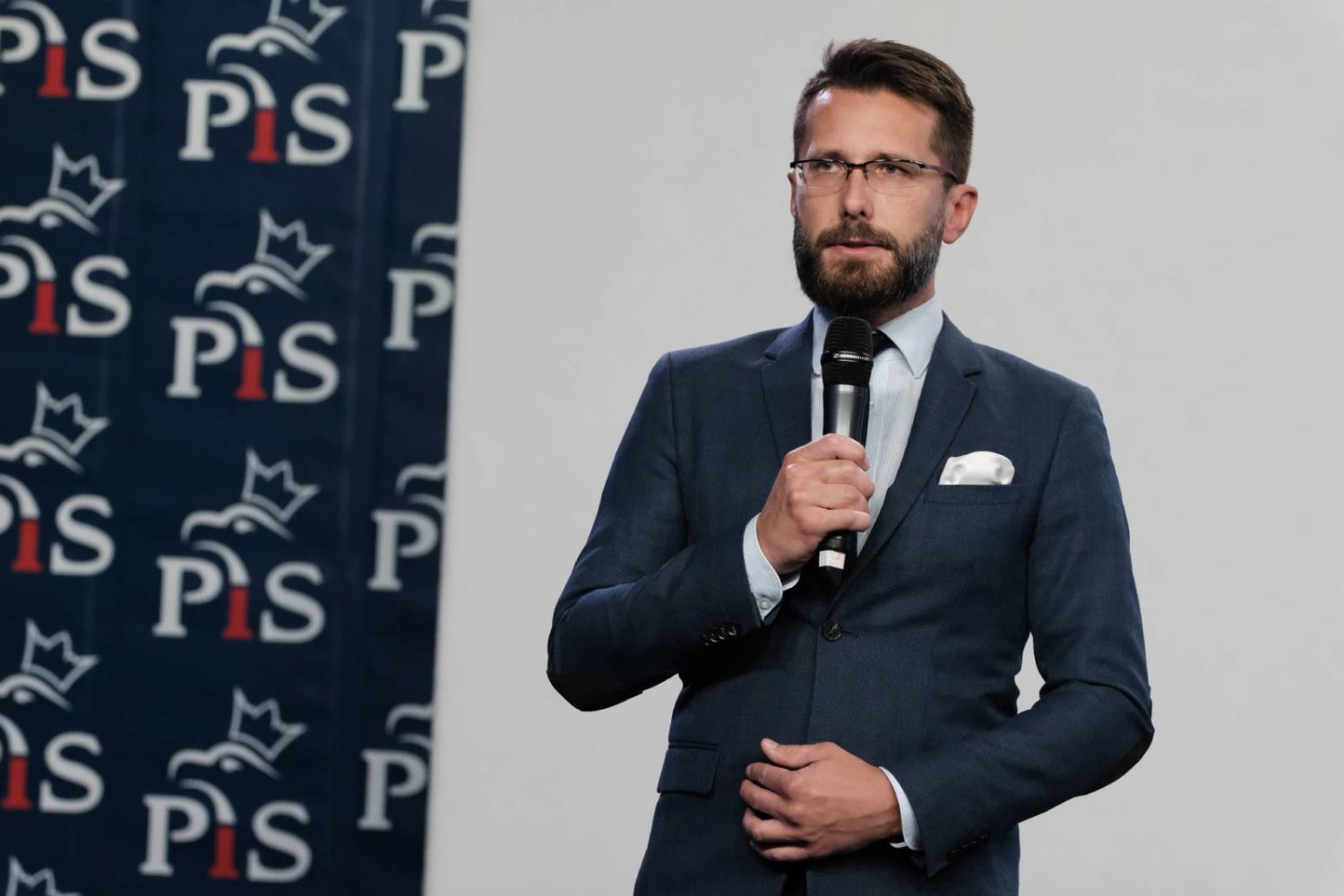 Wicerzecznik PiS Radosław Fogiel broni wysokich podwyżek pensji polityków, sięgając po argument z majątku lidera KO Donalda Tuska.