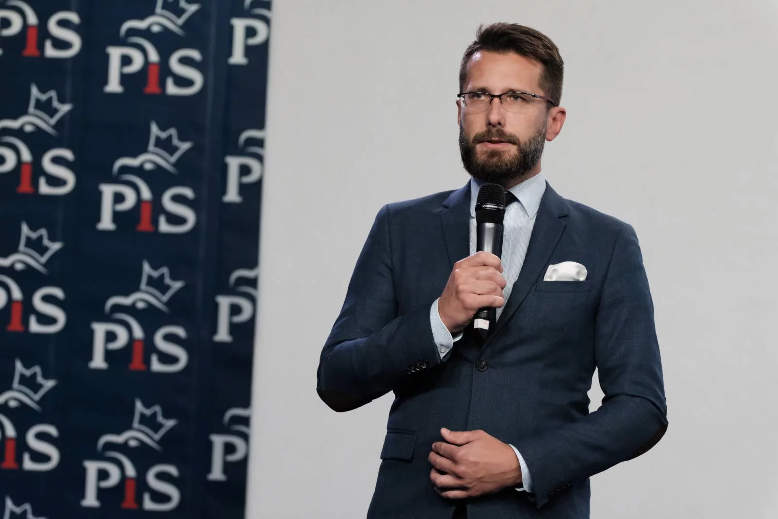 Wicerzecznik PiS Radosław Fogiel broni wysokich podwyżek pensji polityków, sięgając po argument z majątku lidera KO Donalda Tuska.