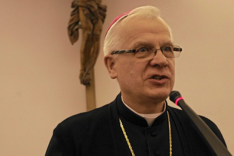 Arcybiskup Józef Michalik do księży: Dzielcie się swoimi pensjami z ubogimi