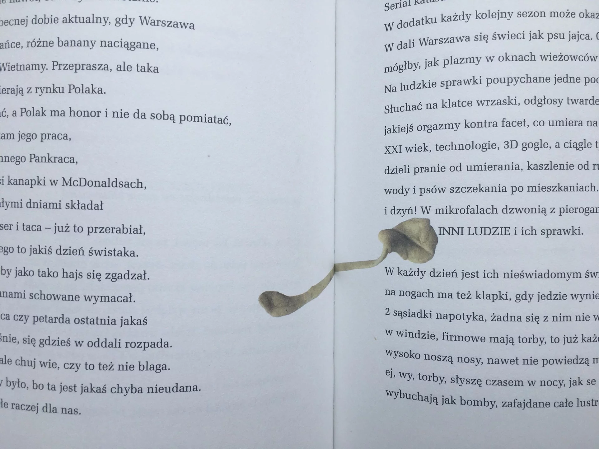 Szata graficzna w książce "Inni ludzie".