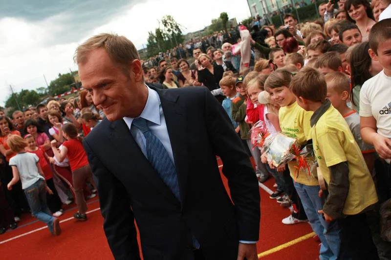 Premier Donald Tusk podczas wizyty w szkole podstawowej w Poniatowej