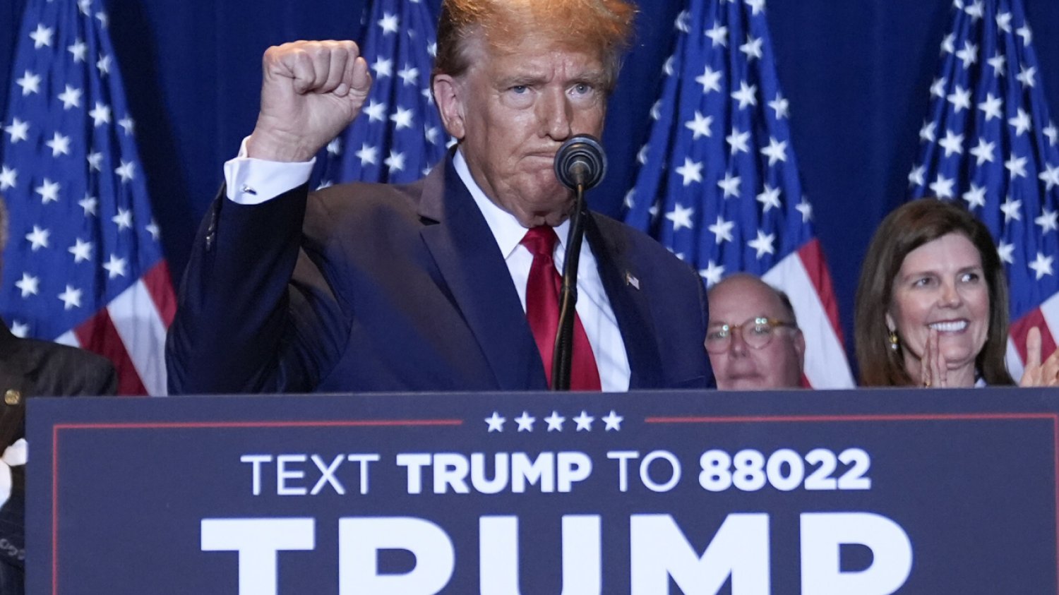 Nawet Demokraci przekonują się do Trumpa. Zaskakujący wynik sondażu.