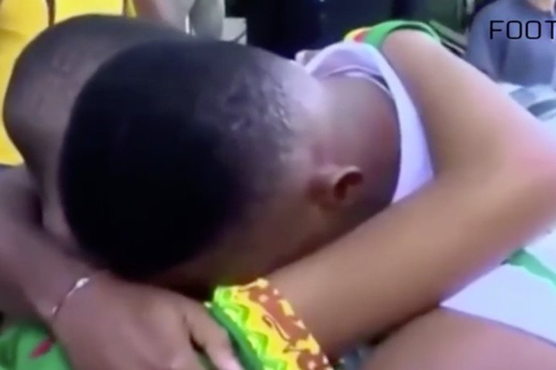 Kadr z filmu o małych kibicach, który podbił internet.