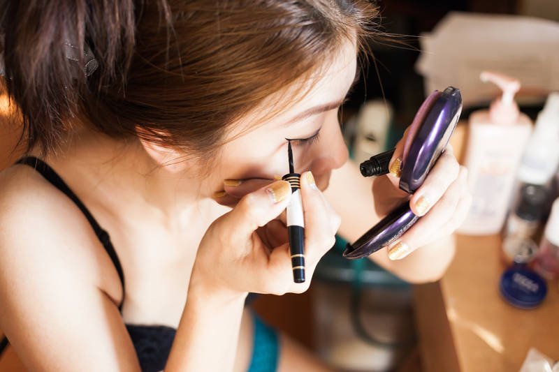 Szybki makijaż oka linerem przy małym lusterku to zły pomysł! Chyba, że potrafisz pomalować równe linie nawet z zamkniętymi oczami...