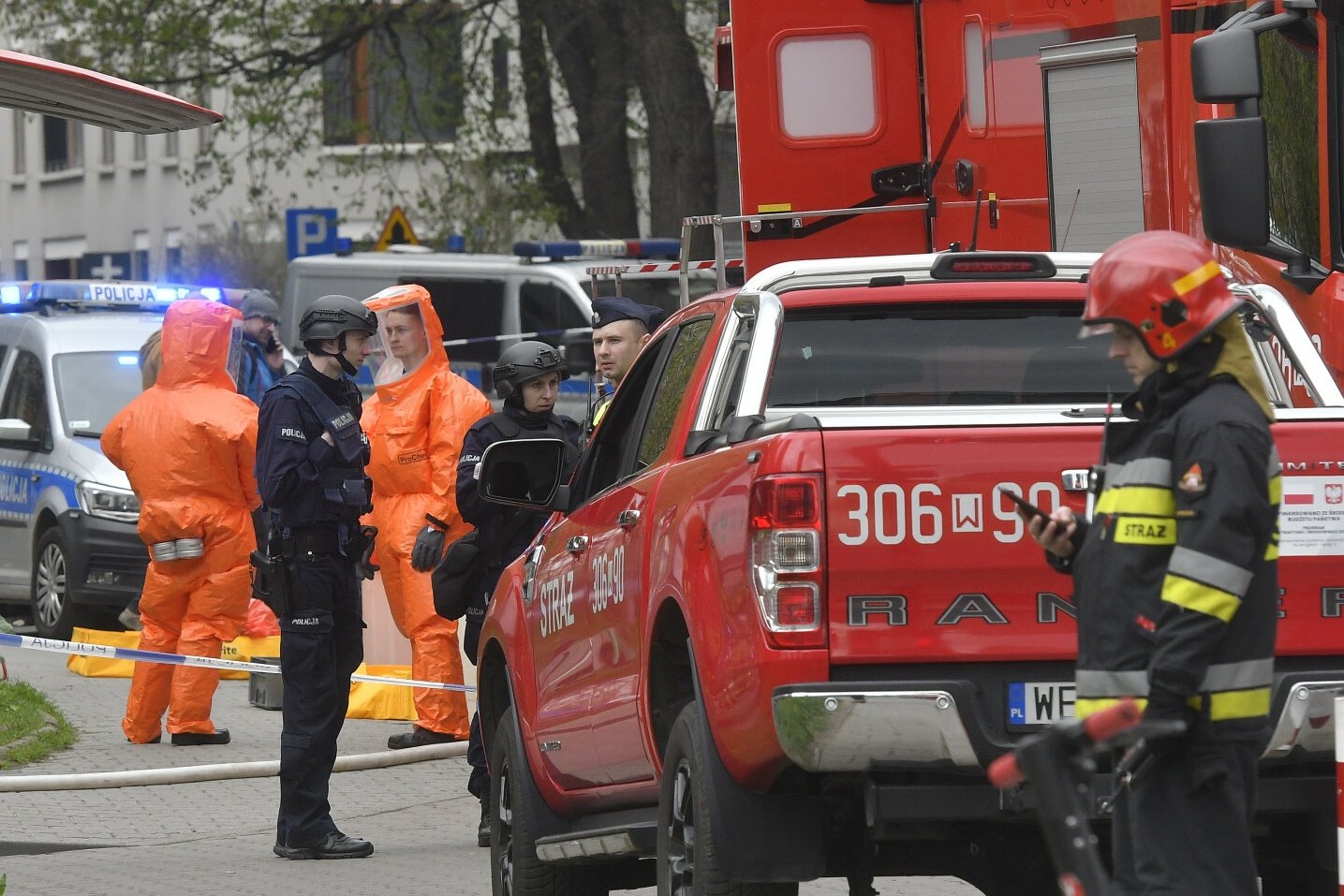 Służby przy pracy. Zdjęcie ilustracyjne.