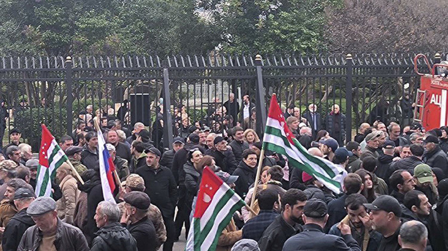 Prezydent miał uciec, w samozwańczej republice wrze. Tak narodził się protest z Rosją w tle Prezydent miał uciec, w samozwańczej republice wrze. Tak narodził się protest z Rosją w tle