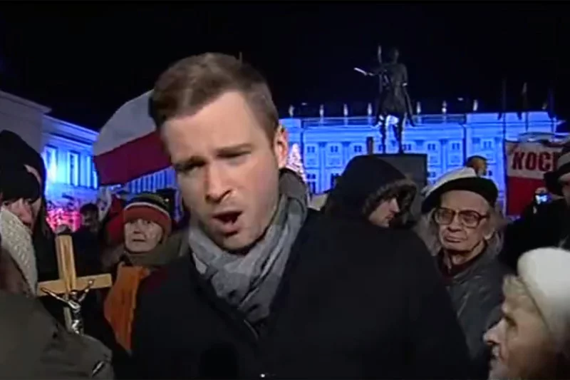 Dziennikarz TVP Info został poturbowany przez zwolenników Jarosława Kaczyńskiego i PiS pod Pałacem Prezydenckim w Warszawie.