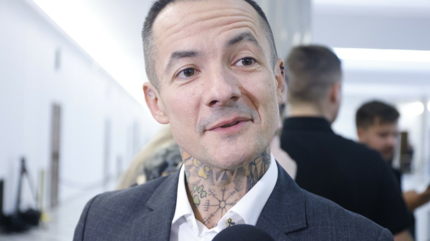 Kontrowersyjny poseł KO zaliczył wpadkę. "Zażartował" z poważnej choroby.