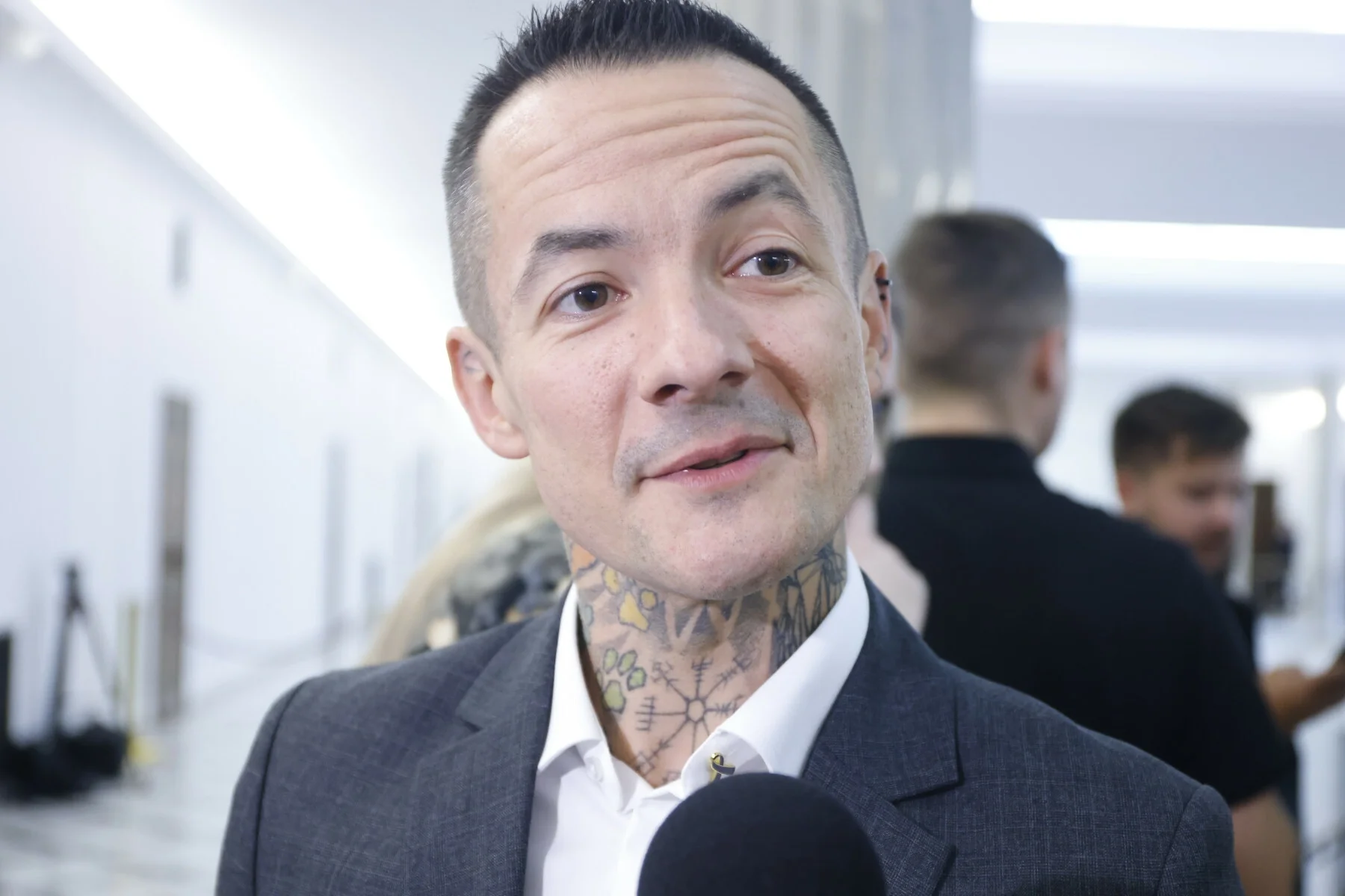 Kontrowersyjny poseł KO zaliczył wpadkę. "Zażartował" z poważnej choroby.