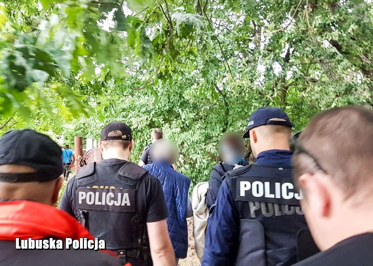 Policja publikuje zdjęcia z zatrzymania kobiet poszukiwanych w związku z eksplozją gazu w bloku w Zielonej Górze.