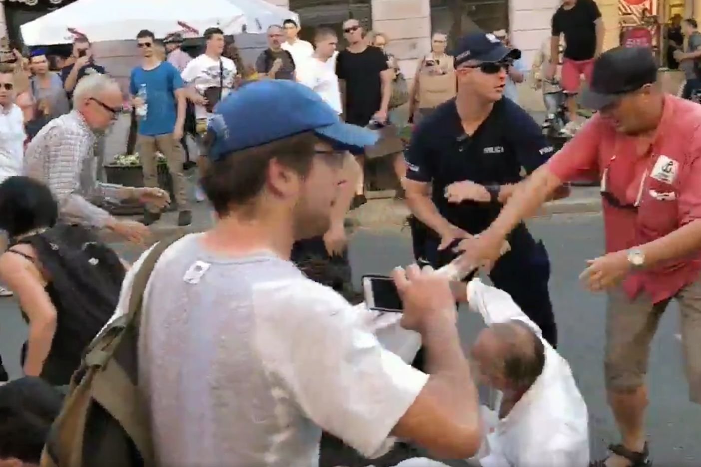 W rocznicę wybuchu Powstania Warszawskiego starli się policjanci, narodowcy i Obywatele RP