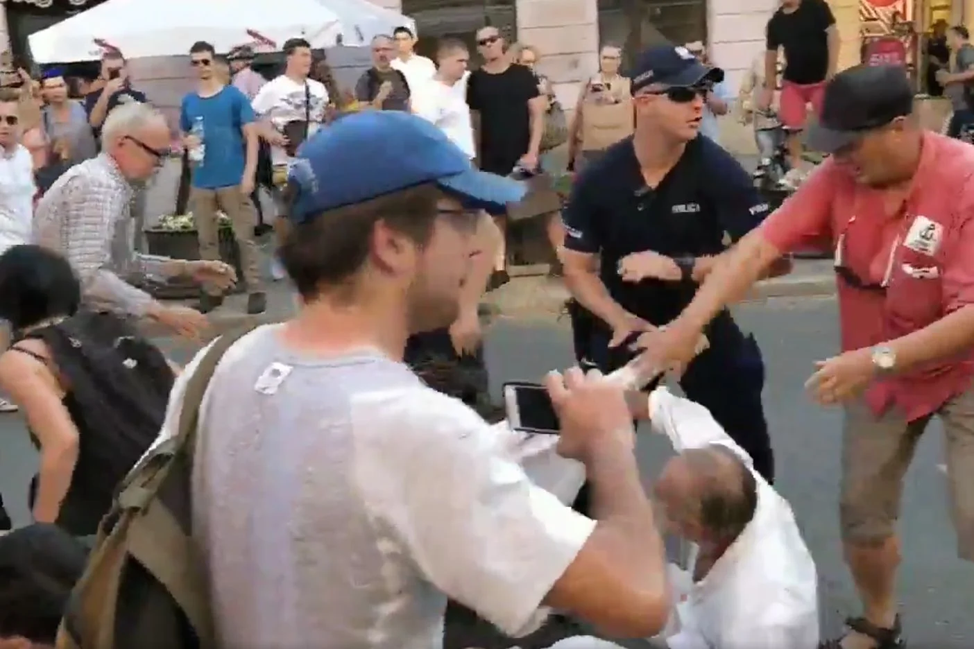 W rocznicę wybuchu Powstania Warszawskiego starli się policjanci, narodowcy i Obywatele RP
