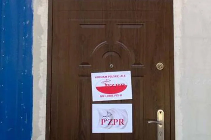 Krystyna Malinowska postanowiła nakleić kartki z napisem "PZPR" na biurze posła PiS.
