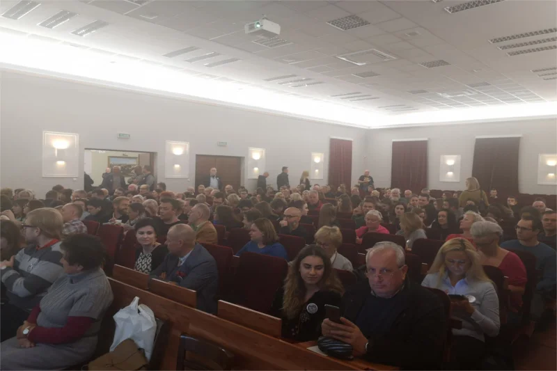 Spotkanie z Robertem Biedroniem – na sali głównie młodzi ludzie.