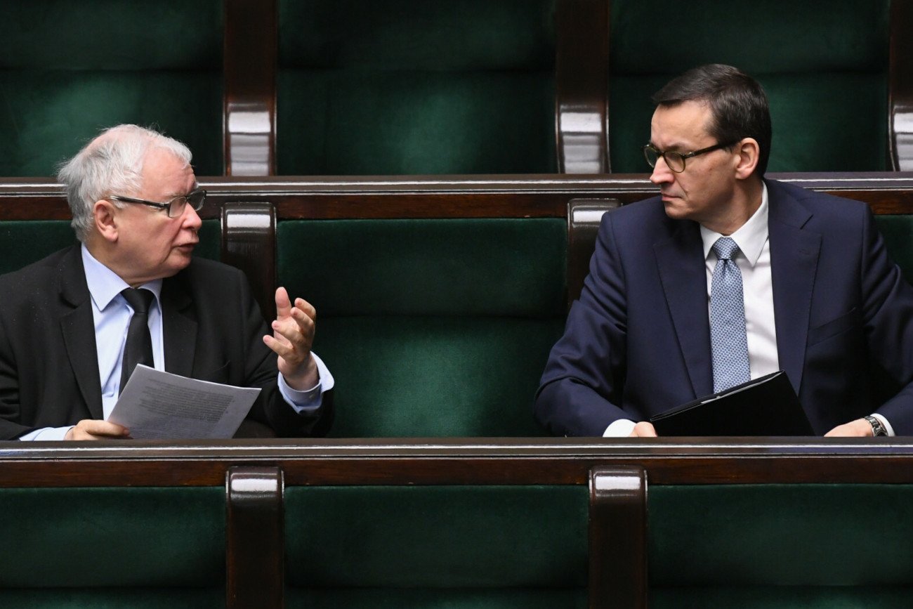 Z nowego sondażu Kantar Public wynika, że PiS wciąż cieszy się największym poparciem wśród Polaków.