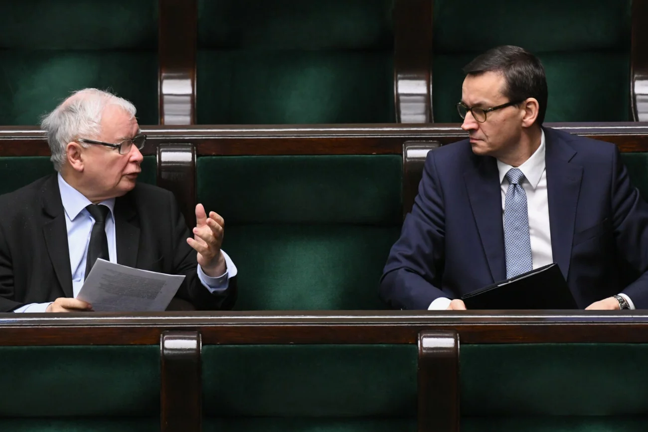 Z nowego sondażu Kantar Public wynika, że PiS wciąż cieszy się największym poparciem wśród Polaków.