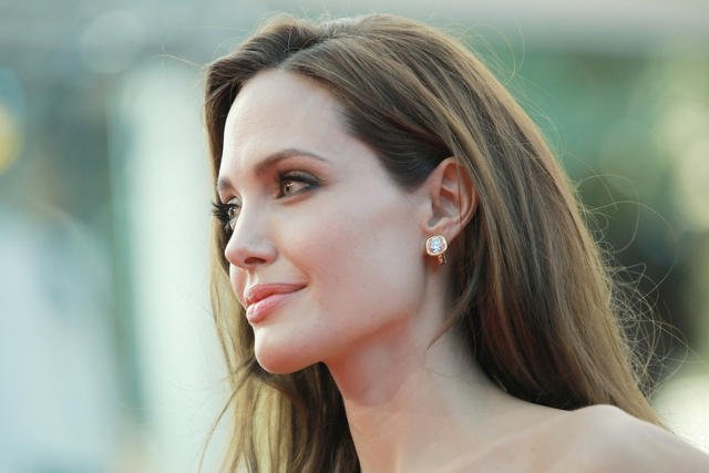 Angelina Jolie podkreśla, że mimo usunięcia piersi i jajników, czuje się pełnoprawną kobietą
