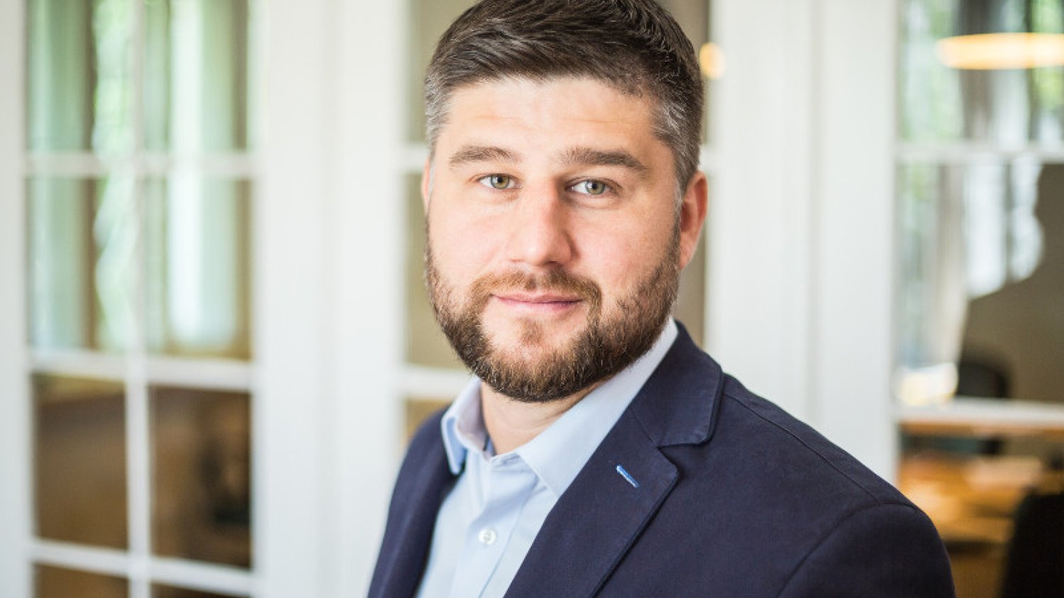 Mecenas Marcin Podedworny tłumaczy, że nie ma takiego przepisu prawnego, który wprost mówi, że pacjent nie może dopłacić do zabiegu refundowanego przez NFZ.