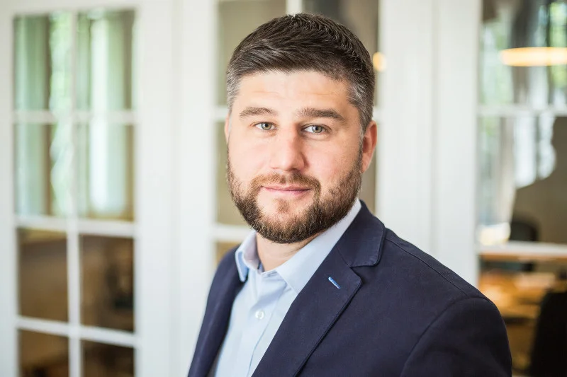 Mecenas Marcin Podedworny tłumaczy, że nie ma takiego przepisu prawnego, który wprost mówi, że pacjent nie może dopłacić do zabiegu refundowanego przez NFZ.