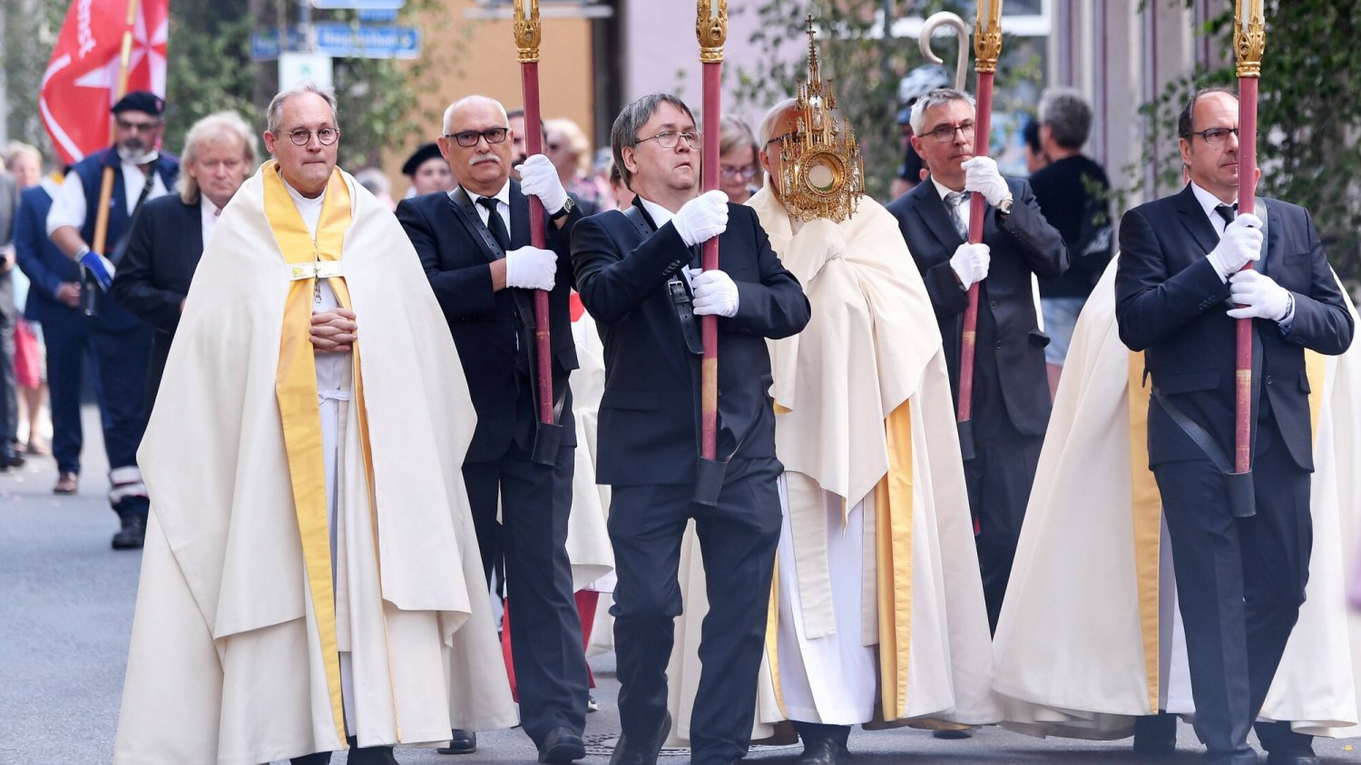 Z Kościoła w Niemczech odeszła rekordoiwa liczba wiernych. Na zdjęciu procesja Bożego Ciała w Tybindze.