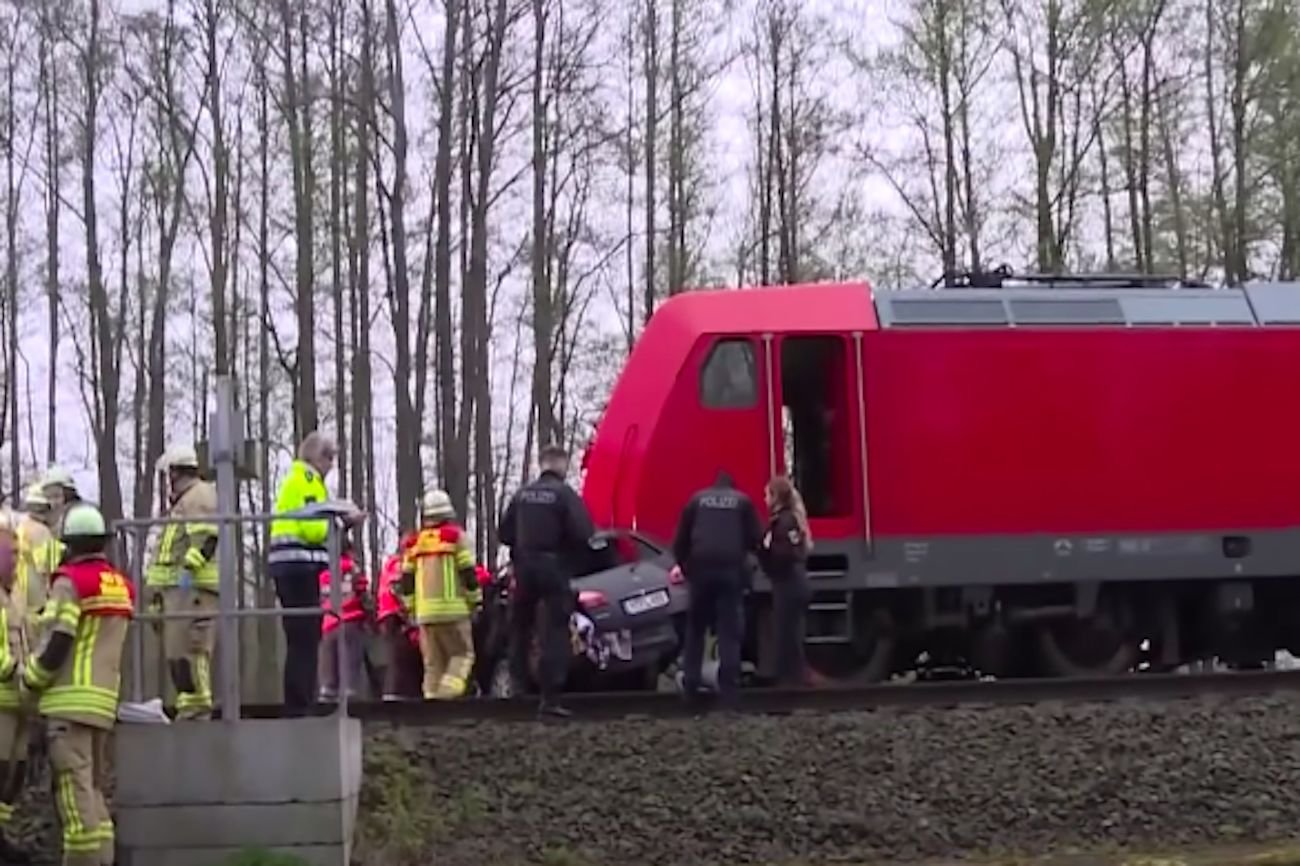 Samochód osobowy wjechał pod rozpędzony pociąg nieopodal Hanoweru w Niemczech.