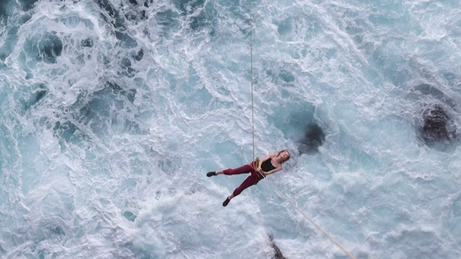 Ryzykują życie, ale kochają adrenalinę. Australijscy skoczkowie linowi skaczą z ogromnego klifu