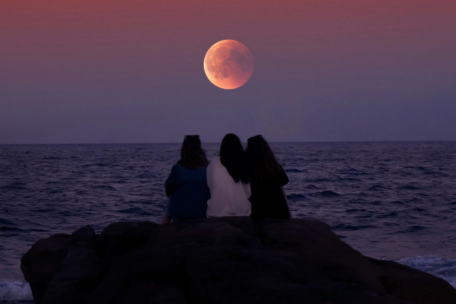 Truskawkowy Księżyc w 2025 roku. Co oznacza?