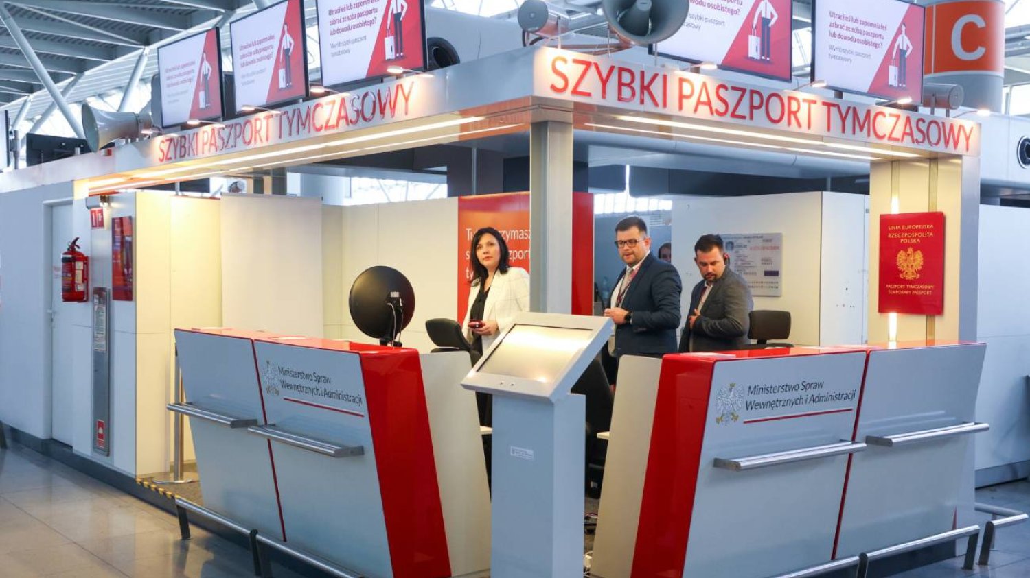 Punkt wydawania paszportów tymczasowych na Lotnisku Chopina w Warszawie