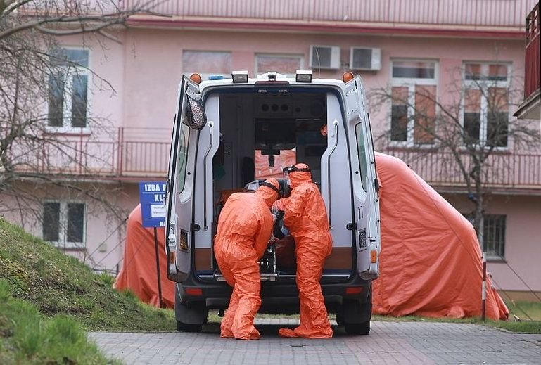 Minister zdrowia wydał nowe rozporządzenie ws. tego, jak postępować ze zwłokami osób zakażonych koronawirusem. Koronawirus w Polsce - ratownicy transportują pacjenta
