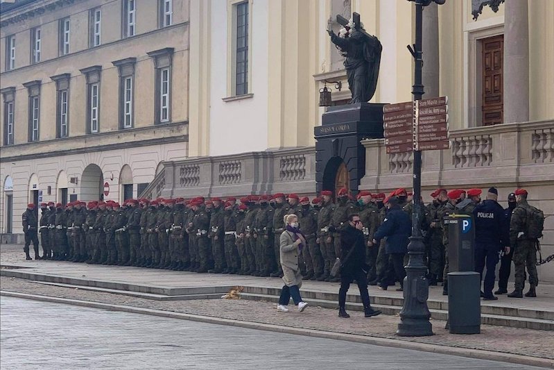 Żandarmeria Wojskowa pilnuje kościelnych schodów na Krakowskim Przedmieściu. Żandarmeria Wojskowa pilnuje kościelnych schodów na Krakowskim Przedmieściu.