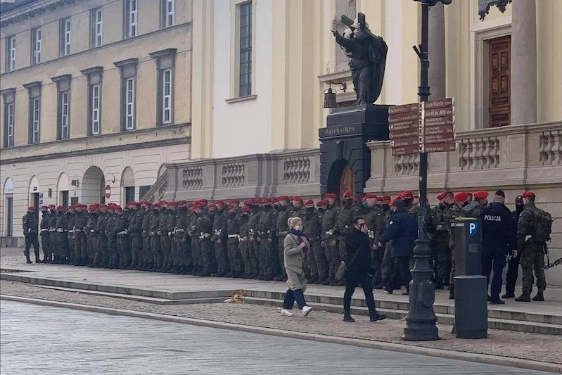 Żandarmeria Wojskowa pilnuje kościelnych schodów na Krakowskim Przedmieściu. Żandarmeria Wojskowa pilnuje kościelnych schodów na Krakowskim Przedmieściu.