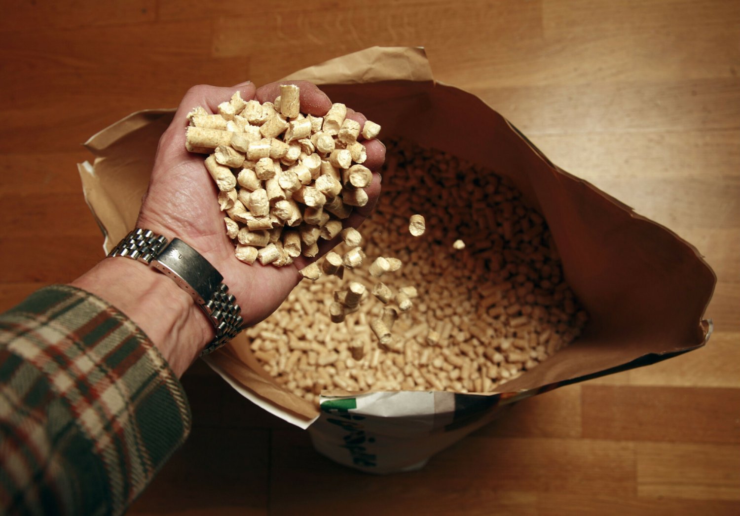 Co to jest pellet, z czego powstaje, do czego się go używa i ile kosztuje?