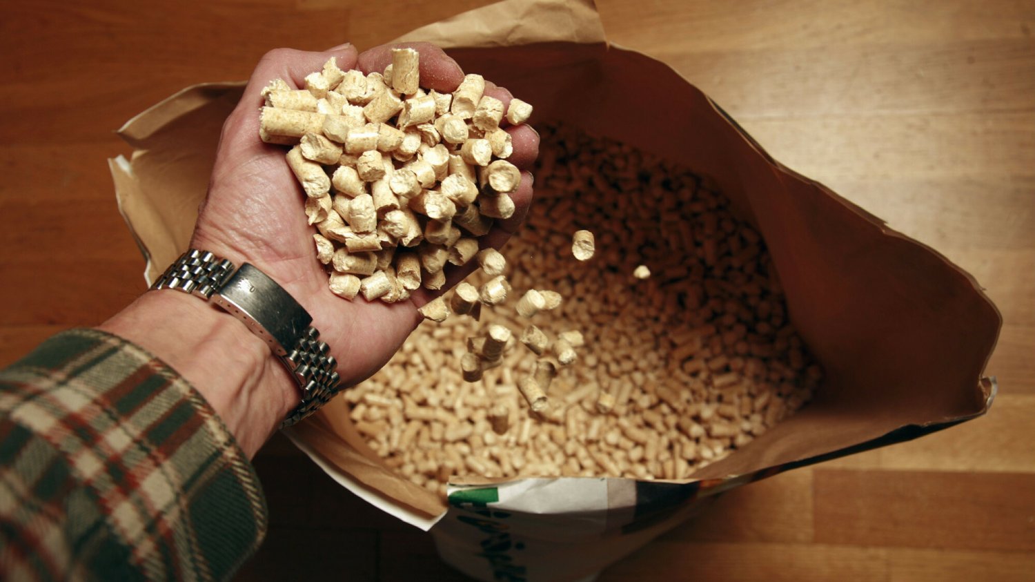 Co to jest pellet, z czego powstaje, do czego się go używa i ile kosztuje?