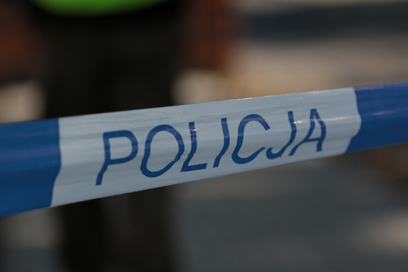 Ciało kobiety znaleziono w rowie w Pękoszewie. Służby poszukują sprawcy.