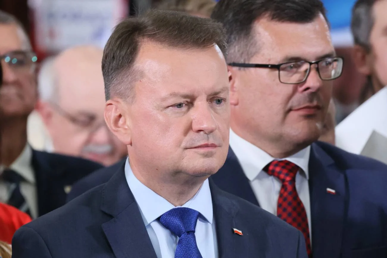 Mariusz Błaszczak szczuje na migrantów. Pokazał zdjęcie z Hołownią