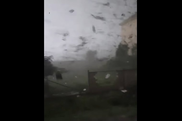 Widać jak trąba powietrzna przeszła przez miasto Hodonín w południowych Czechach.