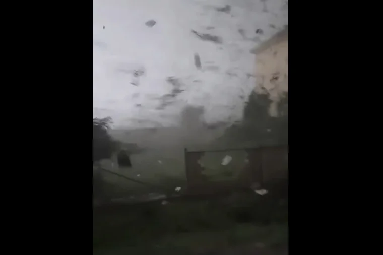 Widać jak trąba powietrzna przeszła przez miasto Hodonín w południowych Czechach.