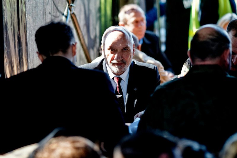 Szef MON działa w zagadkowy sposób dla wielu osób.