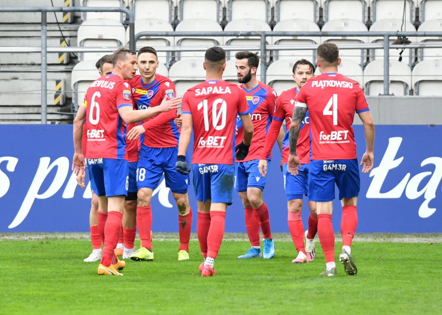 Raków Częstochowa w rzutach karnych wywalczył historyczny awans w Lidze Konferencji