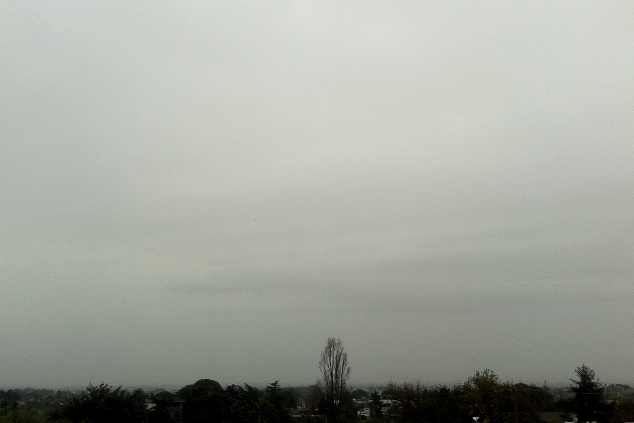 Altostratusy potrafią czasami przesłonić całe Słońce.