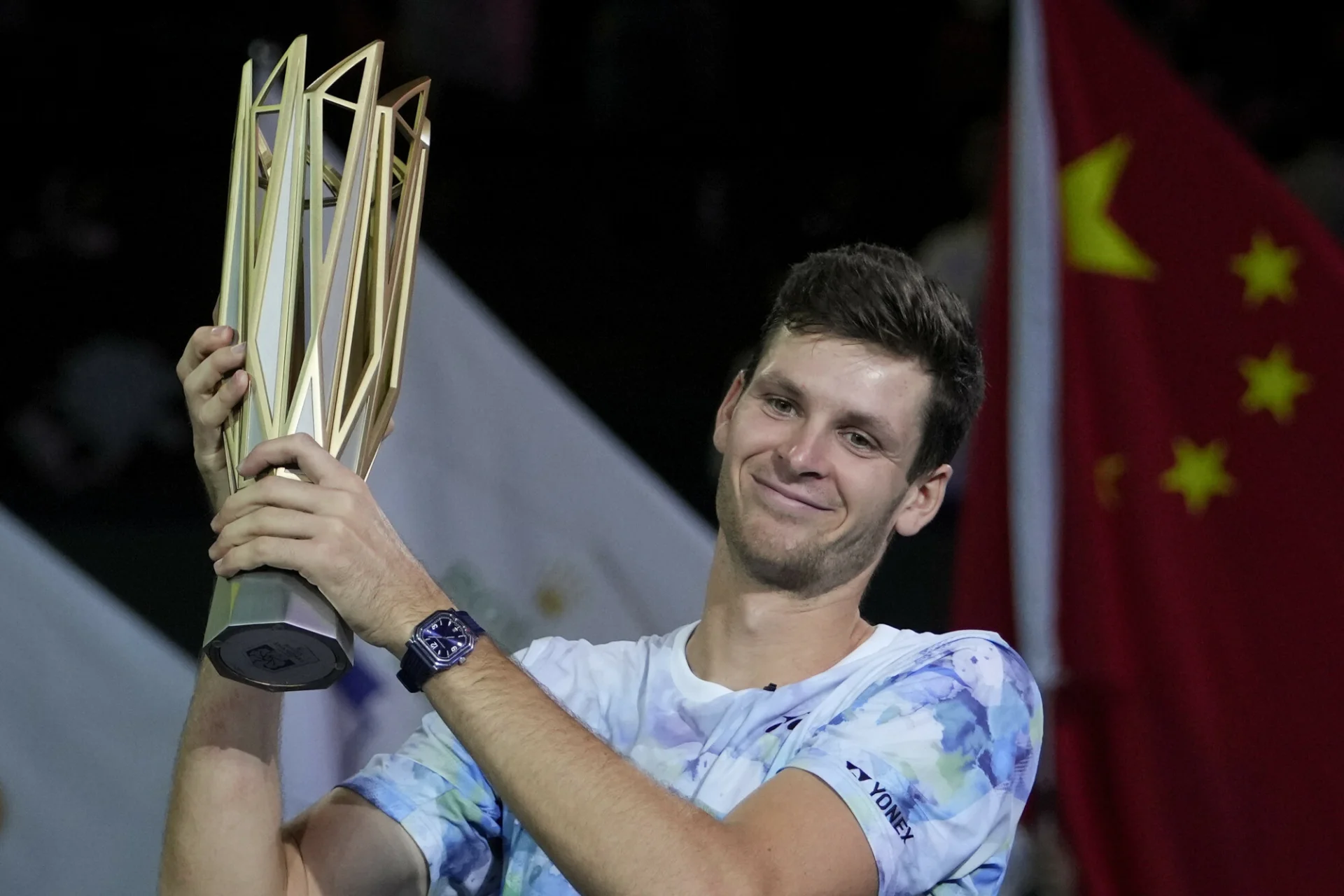 Hubert Hurkacz trzyma zwycięskie trofeum po pokonaniu Andrieja Rublowa z Rosji.