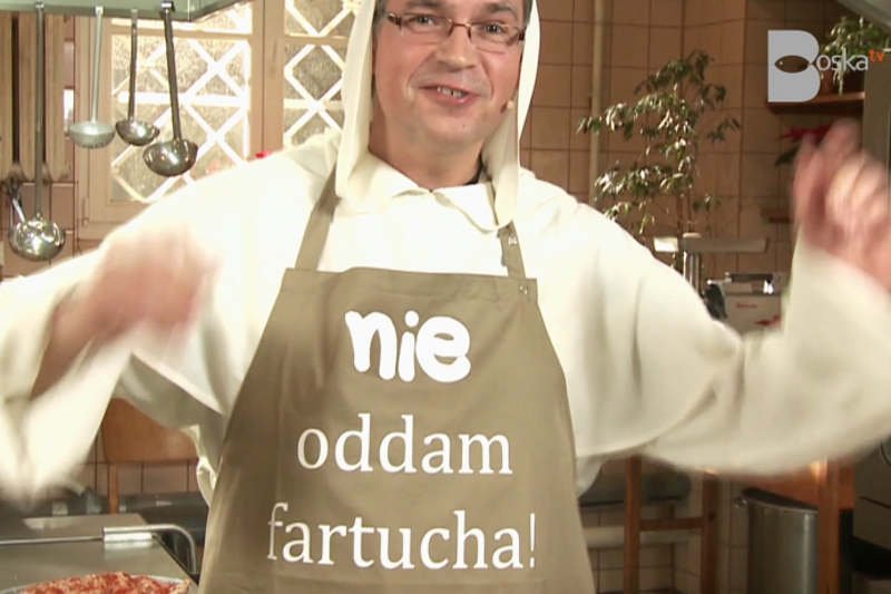 Dominikanin o. Wojciech Jędrzejewski gospodarz programu kulinarnego "Boska Uczta" w telewizji internetowej BoskaTV.