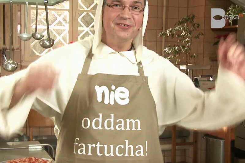 Dominikanin o. Wojciech Jędrzejewski gospodarz programu kulinarnego "Boska Uczta" w telewizji internetowej BoskaTV.