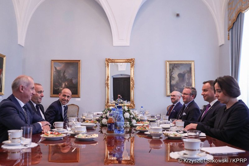 Kancelaria Prezydenta ujawniła zdjęcia ze spotkania Andrzeja Dudy z szefostwem PO. Patrząc na nie aż trudno uwierzyć, jak dobra atmosfera panowała podczas rozmów głowy państwa z Borysem Budką, Sławomirem Neumannem i Grzegorzem Schetyną.